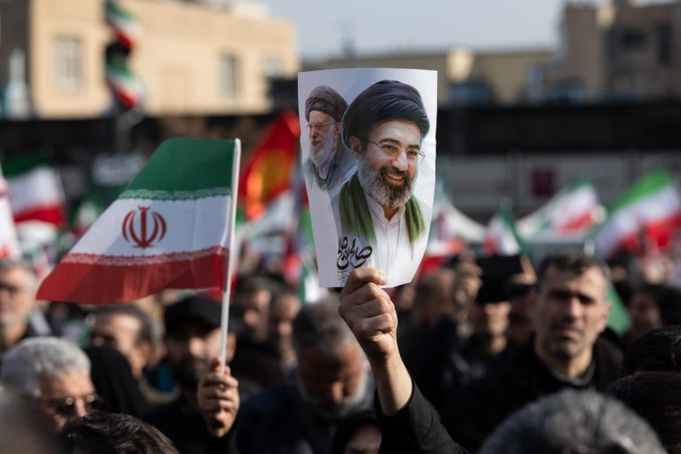 Nuevo líder de Irán amenaza con cerrar el estrecho de Ormuz y mantener ataques contra países del Golfo