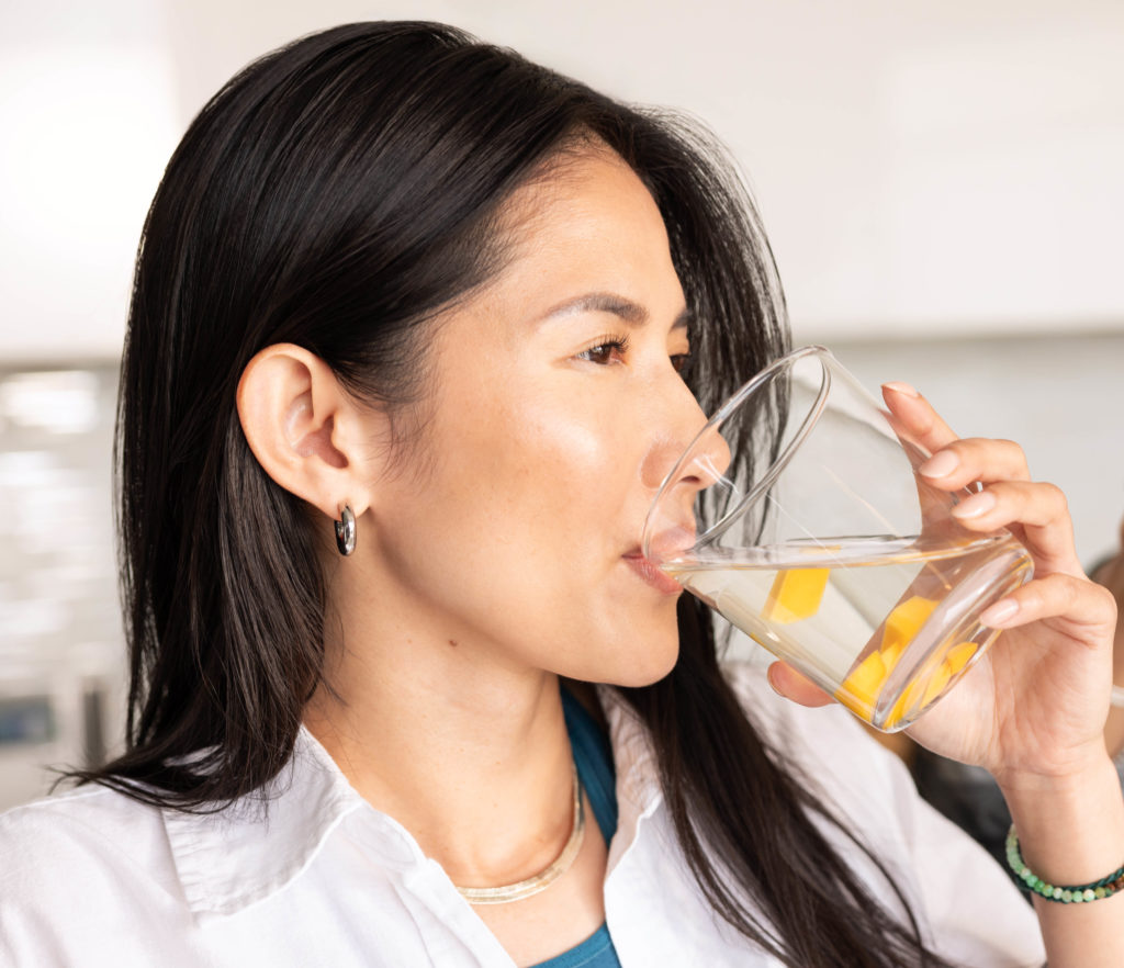 Altas temperaturas y celebraciones aumentan el riesgo de deshidratación: cómo prevenirla