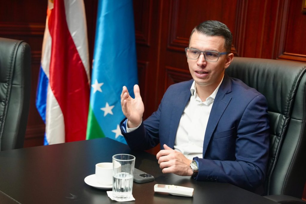 Choque entre Diego Miranda y Gobierno escala tras disputa por habitantes de calle y Festival de la Luz