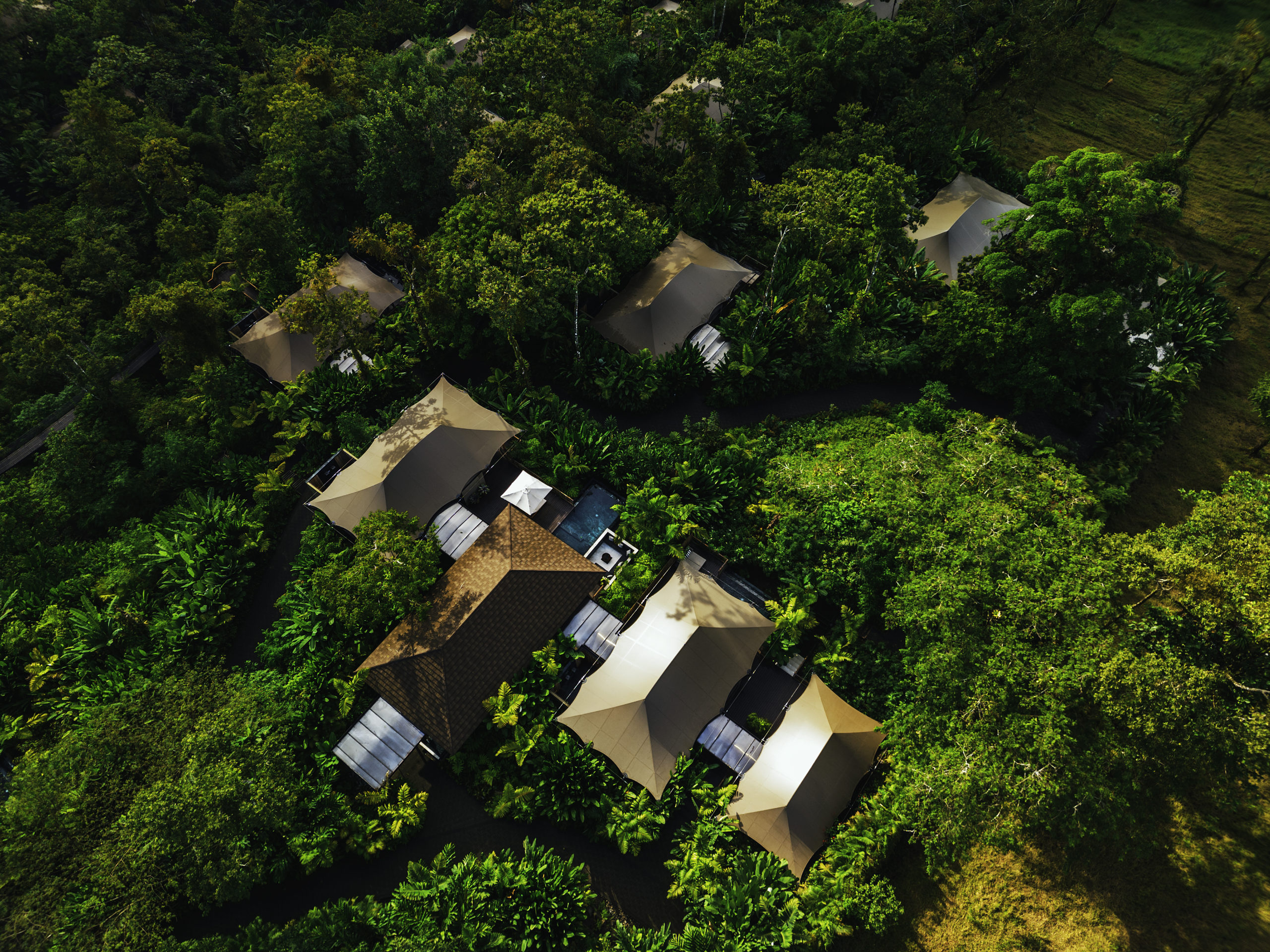 Imagen principal del artículo: La arquitectura de la pausa y retiros de baja estimulación como el nuevo estándar del bienestar en la montaña