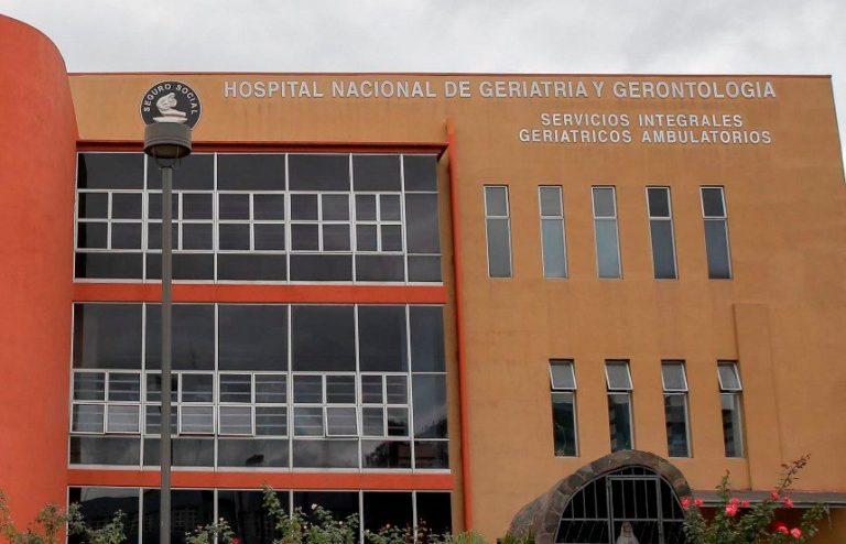 Organizaciones piden acelerar construcción de nuevo Hospital Geriátrico y rechazan retraso hasta 2038