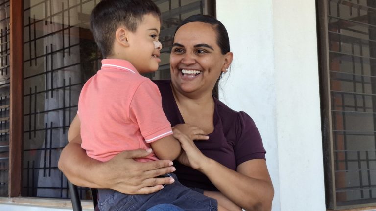 "Donadores de sangre anónimos se convirtieron en superhéroes para salvar a mi hijo"