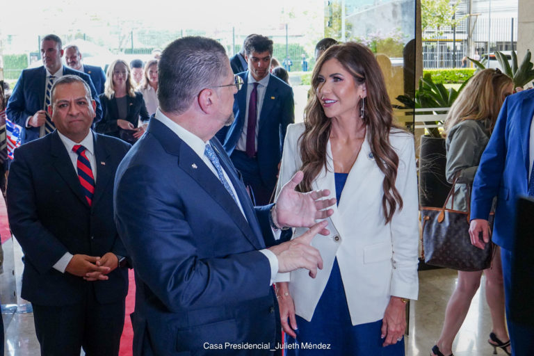 Trump destituye a Kristi Noem como secretaria de Seguridad Nacional