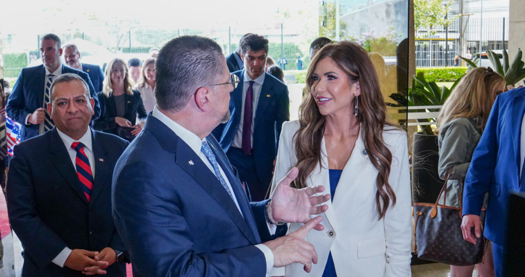 Gobierno de Chaves acepta recibir en Costa Rica hasta 25 migrantes deportados por EE. UU. cada semana