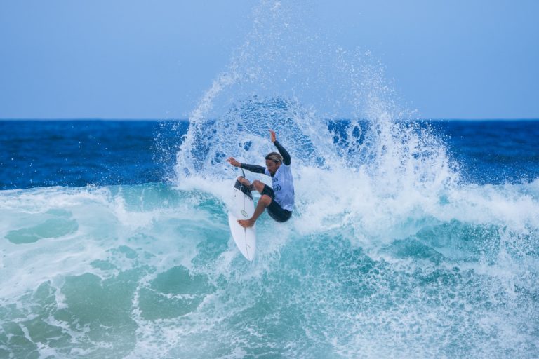 Carlos Muñoz avanza a octavos en Australia con la segunda mejor ola del Newcastle Surfest
