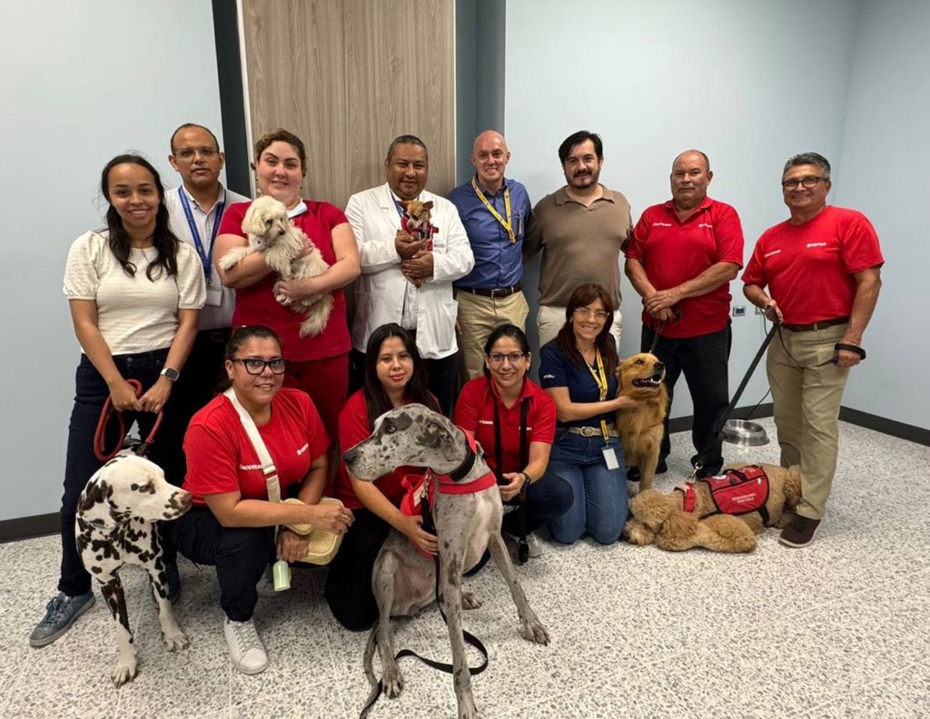 Hospital Monseñor Sanabria implementa terapia asistida con mascotas en su Unidad de Cuidados Intensivos
