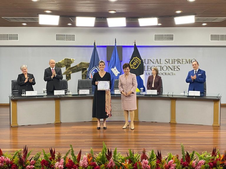 TSE entrega credenciales a la presidenta electa Laura Fernández y a sus vicepresidentes