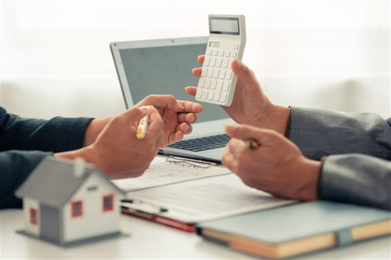 Casi la mitad de los hogares en Costa Rica tiene deudas: claves para evitar el sobrecompromiso financiero