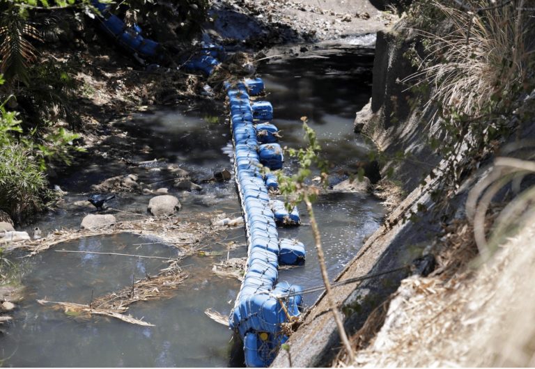 UNA implementa riobarda e islas regenerativas para recuperar el río Pirro en Heredia