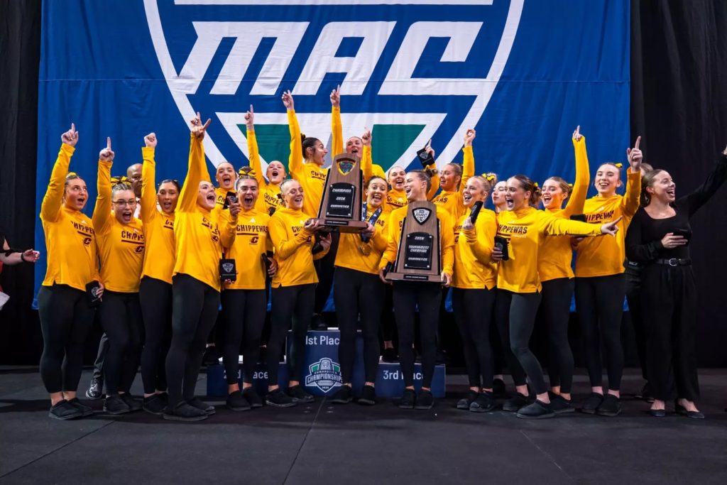 Luciana Alvarado gana título de conferencia y premio individual como gimnasta del año en la MAC