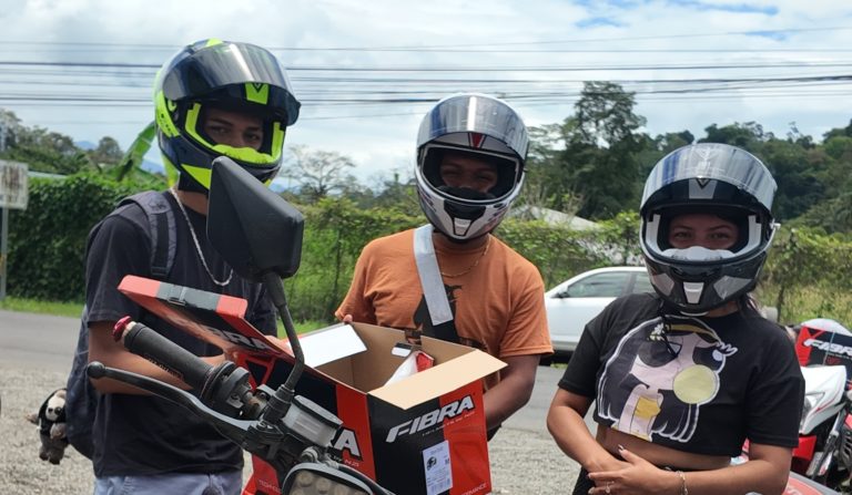 Automóvil Club entrega 150 cascos certificados a motociclistas en Talamanca