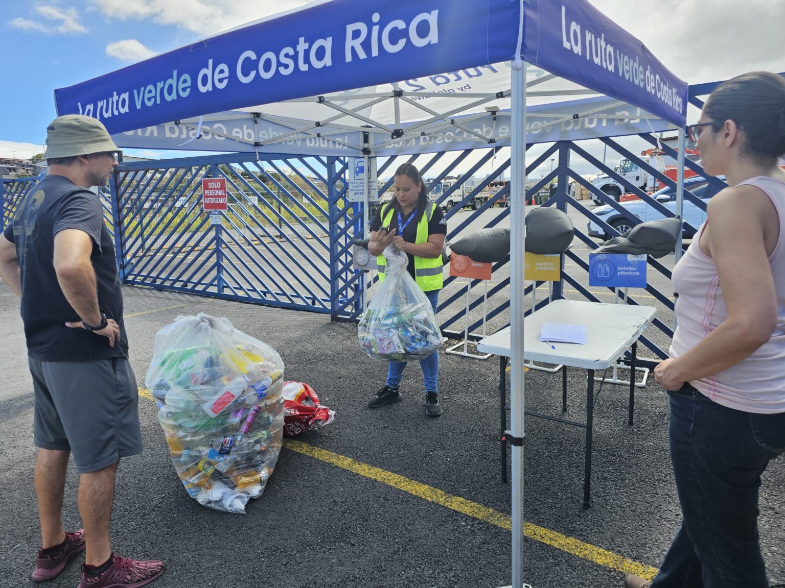 Imagen principal del artículo: Ruta 27 promueve cultura ambiental con jornada mensual de reciclaje