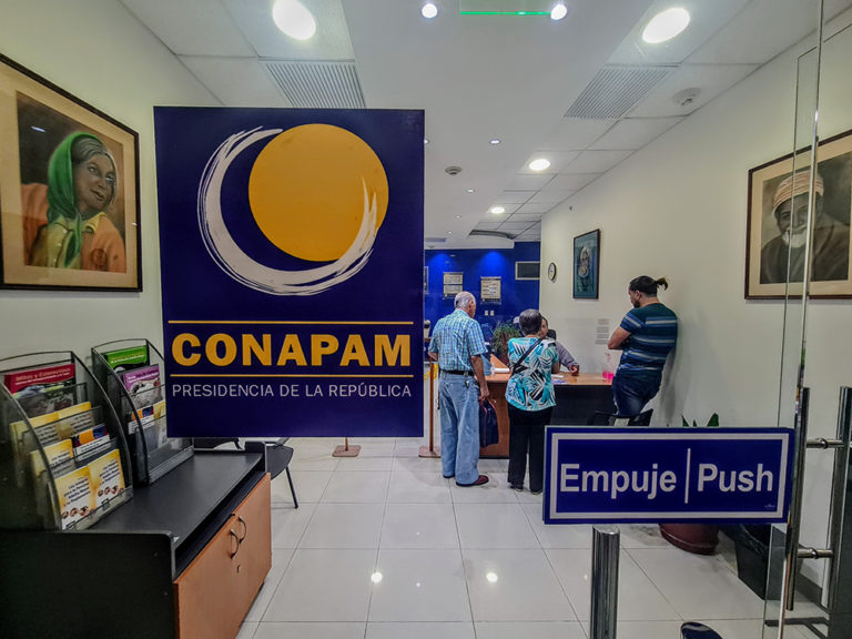 Defensoría detecta inconsistencias entre Salud y CONAPAM en control de hogares para adultos mayores