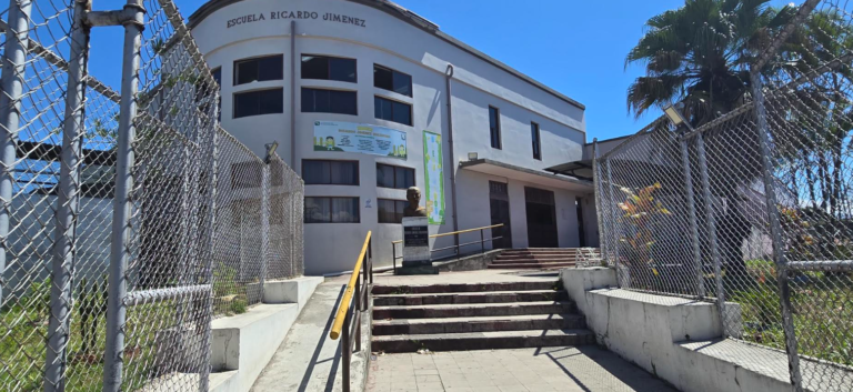 Defensoría de los Habitantes detecta deterioro estructural en Escuela Ricardo Jiménez Oreamuno tras inspección