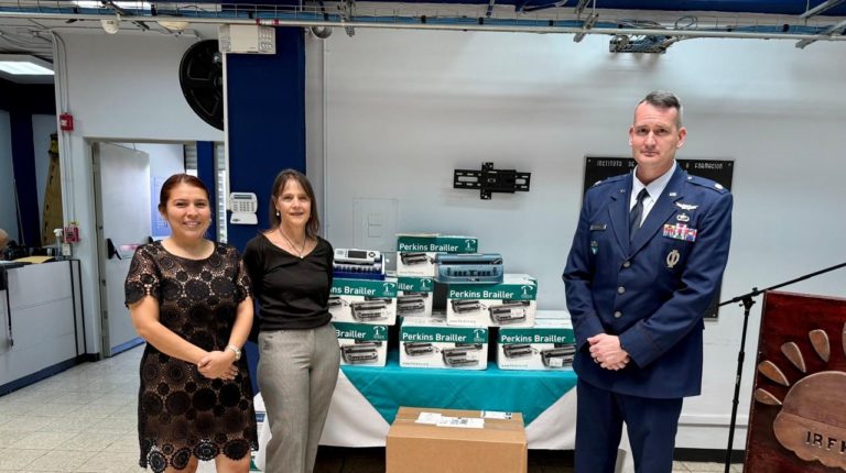 Estados Unidos dona equipos en Braille al Centro Nacional de Educación Helen Keller