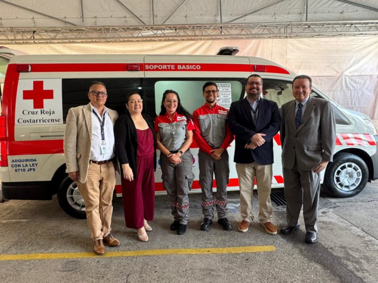 Donación de 14 ambulancias fortalecerá la atención de emergencias en todo el país
