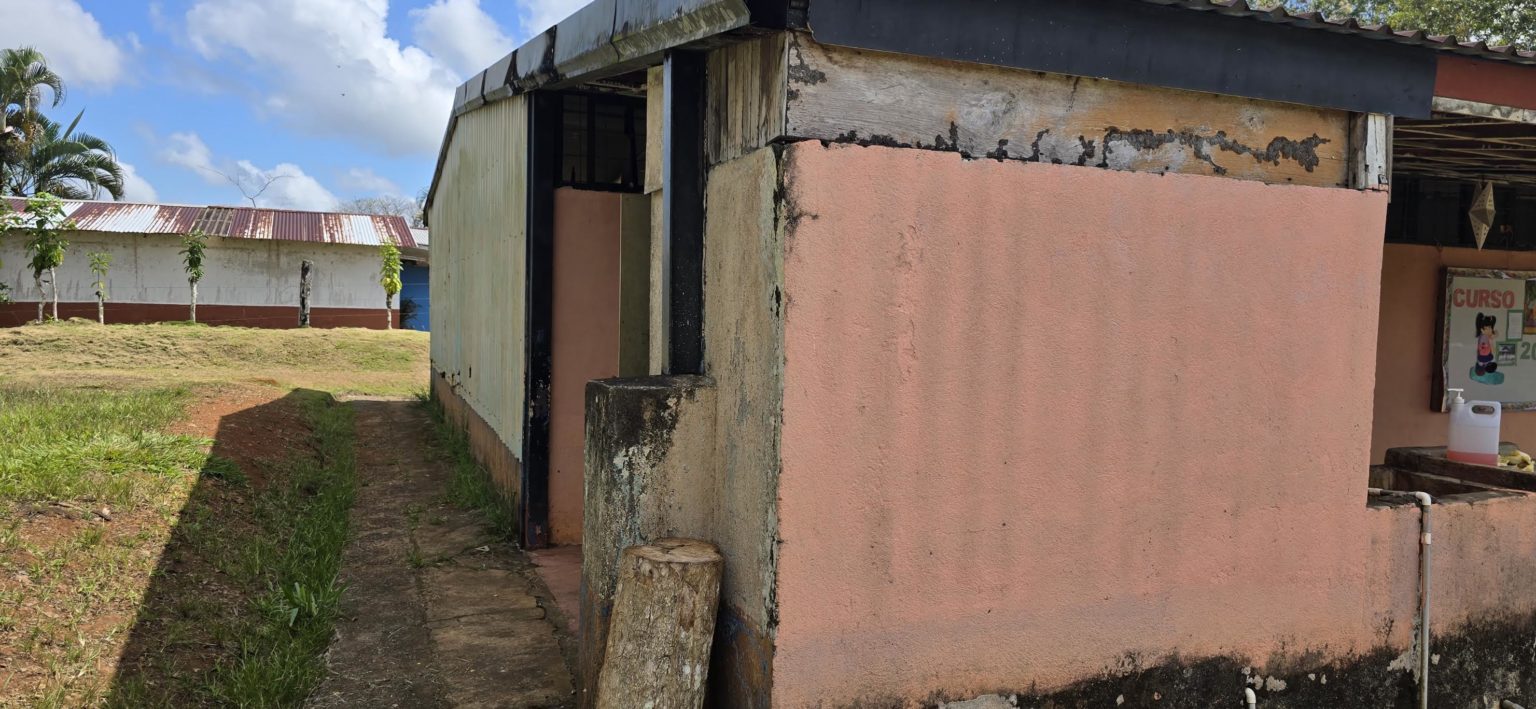 Imagen principal del artículo: Defensoría advierte condiciones críticas en escuela de Pocosol con orden sanitaria vigente desde 2015
