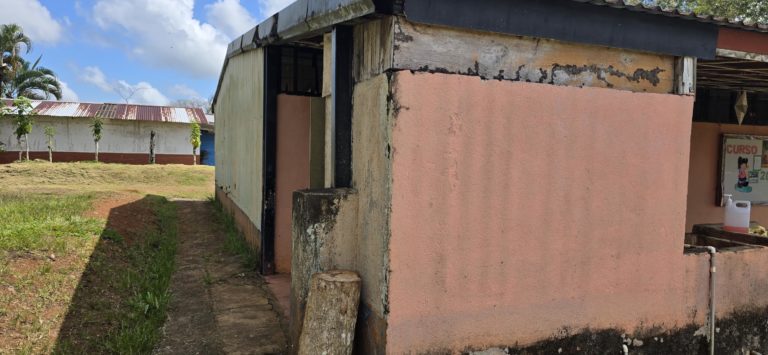 Defensoría advierte condiciones críticas en escuela de Pocosol con orden sanitaria vigente desde 2015