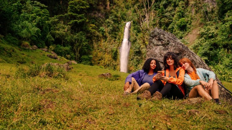 Liberty y Starlink firman acuerdo para ofrecer la primera conexión satelital móvil en Costa Rica