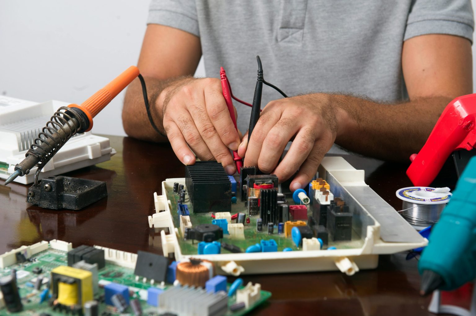 Imagen principal del artículo: Abren convocatoria para 25 becas en certificación técnica de manufactura avanzada de semiconductores