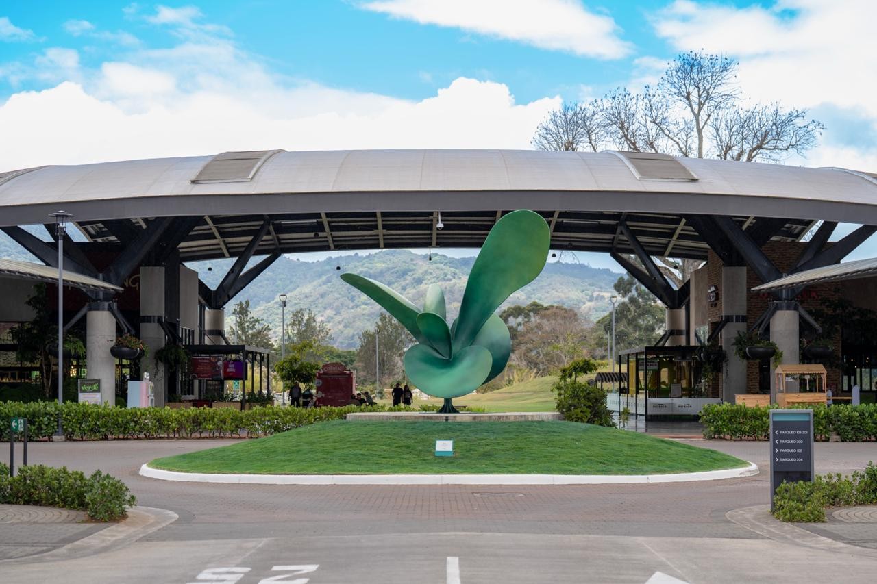 Imagen principal del artículo: Aleste presenta "Germinal": una escultura monumental que simboliza el crecimiento y la transformación del proyecto