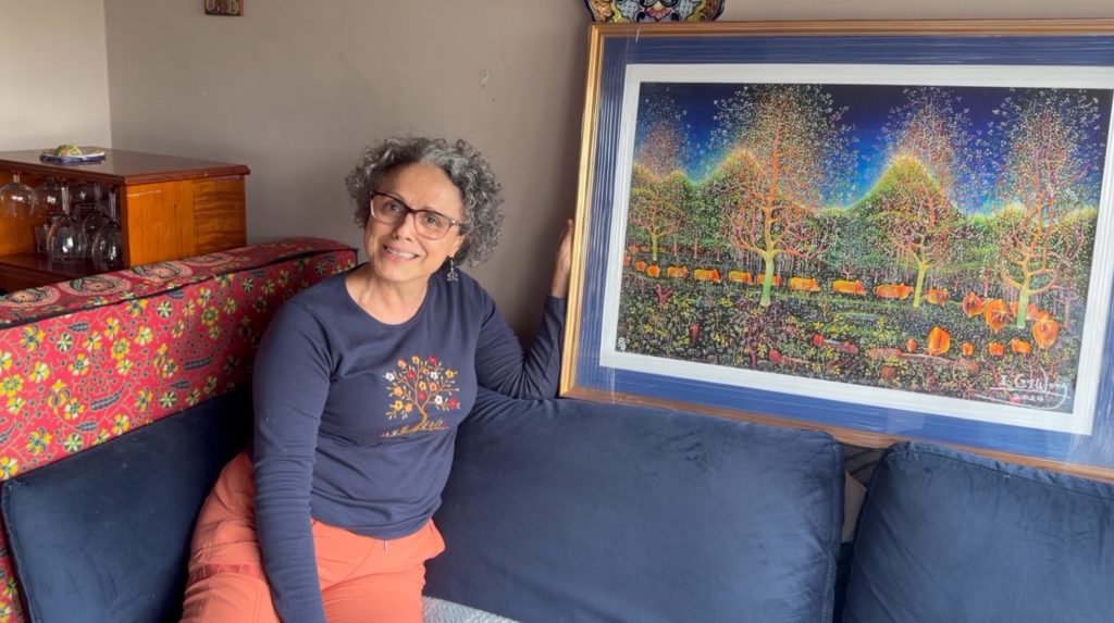 Fundación Partir Con Dignidad entrega obra de Isidro Con Wong a ganadora de rifa solidaria