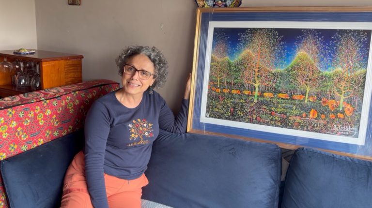 Fundación Partir Con Dignidad entrega obra de Isidro Con Wong a ganadora de rifa solidaria