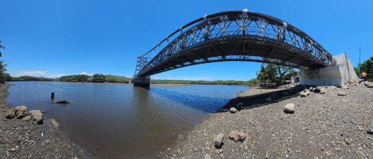 Incop informa avance en instalación de iluminación en puente peatonal de Mata de Limón