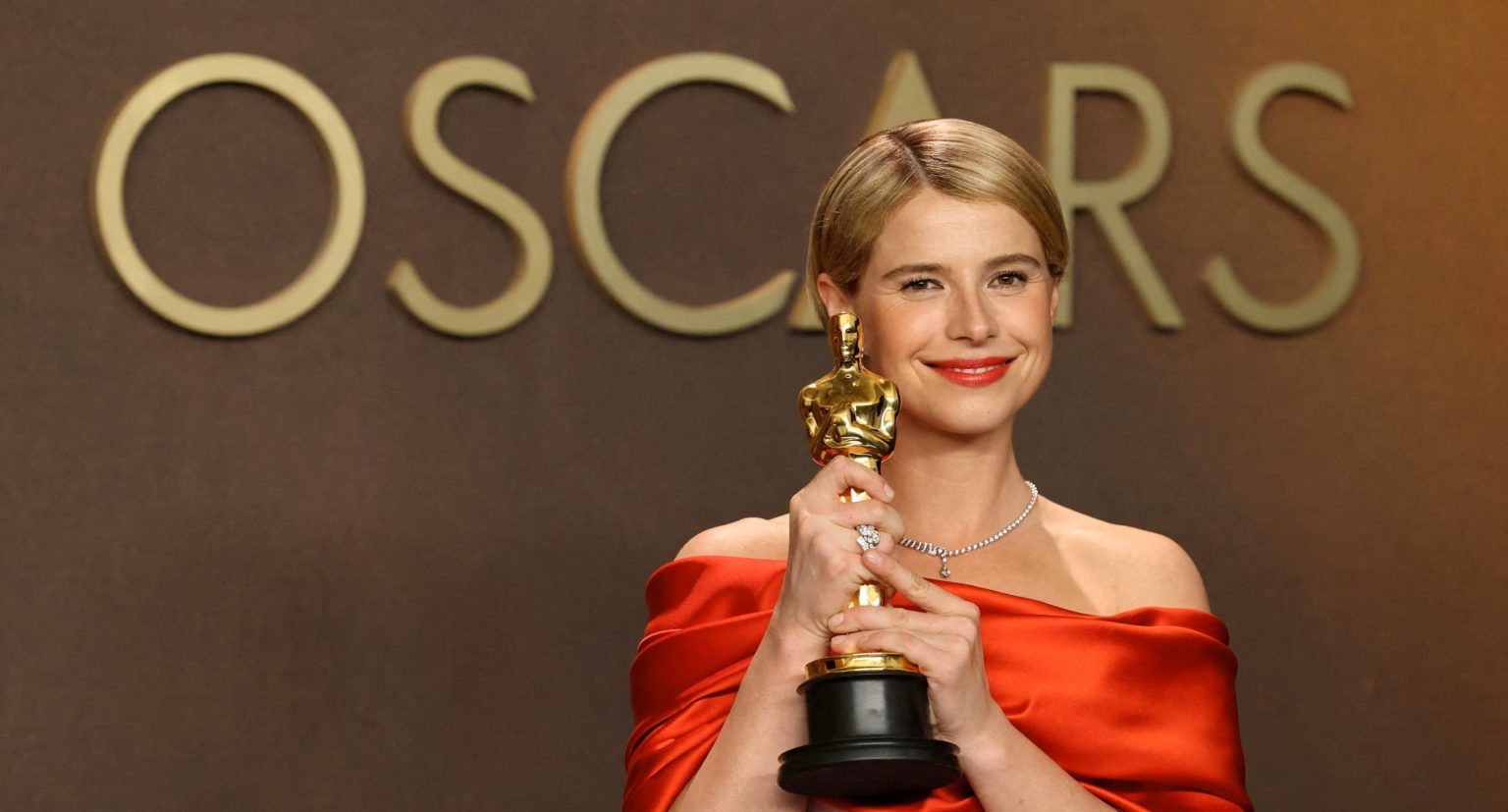 Imagen principal del artículo: Jessie Buckley, cuando hasta la grandeza te queda pequeña