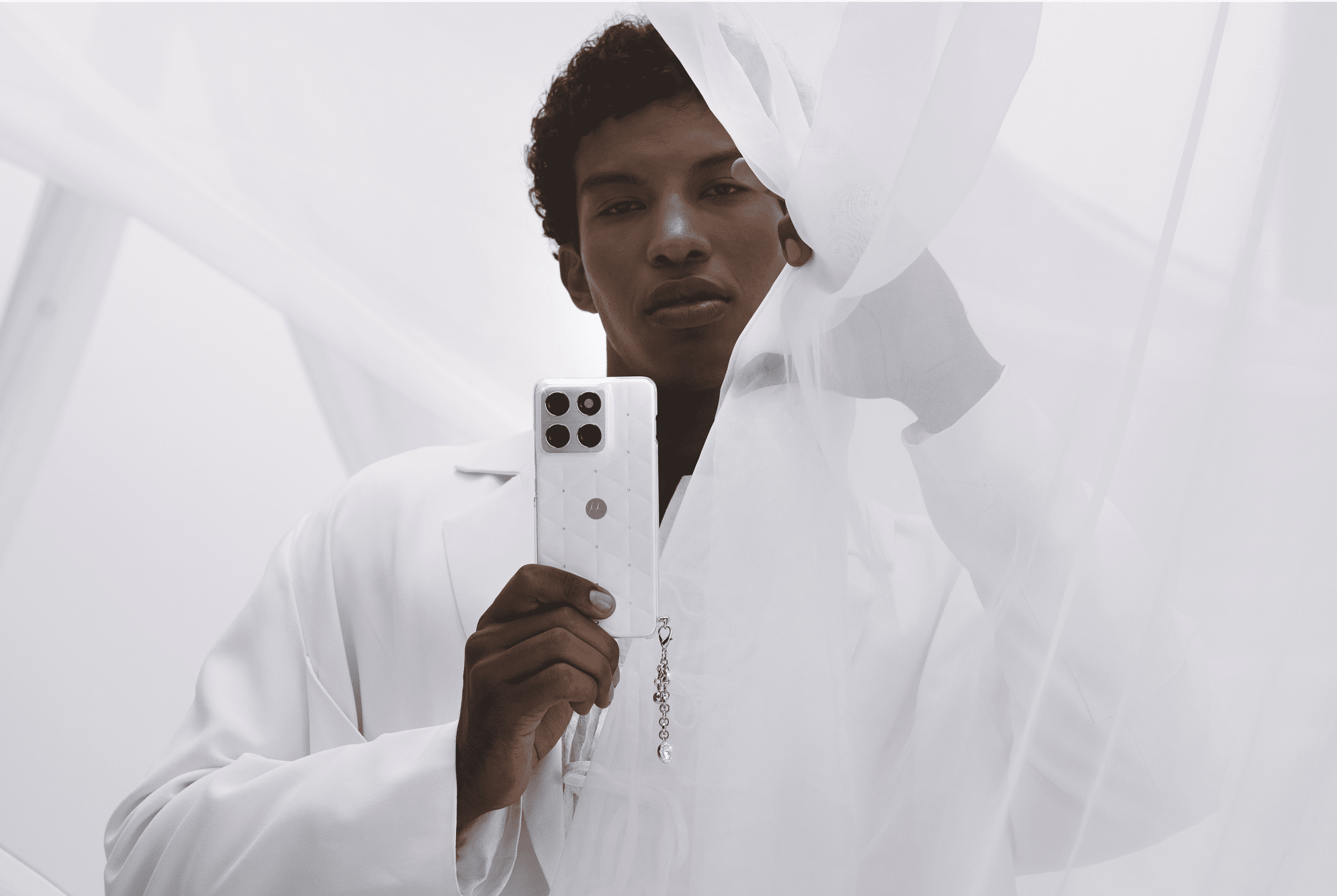 Imagen principal del artículo: Motorola presenta el motorola edge 70 en Costa Rica junto a su versión especial Cloud Dancer con cristales Swarovski