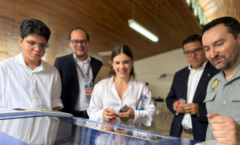 Municipalidad de Curridabat recibe equipo para fortalecer el Laboratorio de Innovación Comunitaria