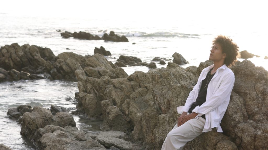 René Villa lanza “Todavía Siento”, primer adelanto de su álbum debut