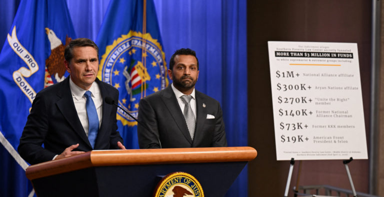 Gobierno de Trump denuncia a ONG que se infiltró en grupos supremacistas para exponerlos