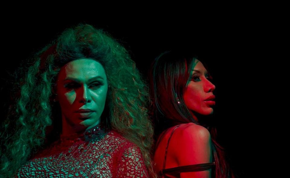 Imagen principal del artículo: Un semáforo en rojo y el Estado que acelera atropellando