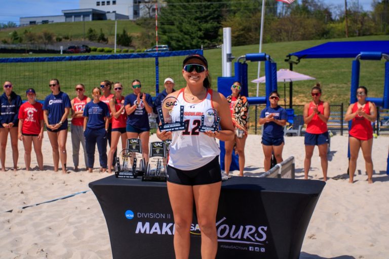 Tica Sofía Vega gana premio de Novata del Año en el voleibol universitario de Estados Unidos
