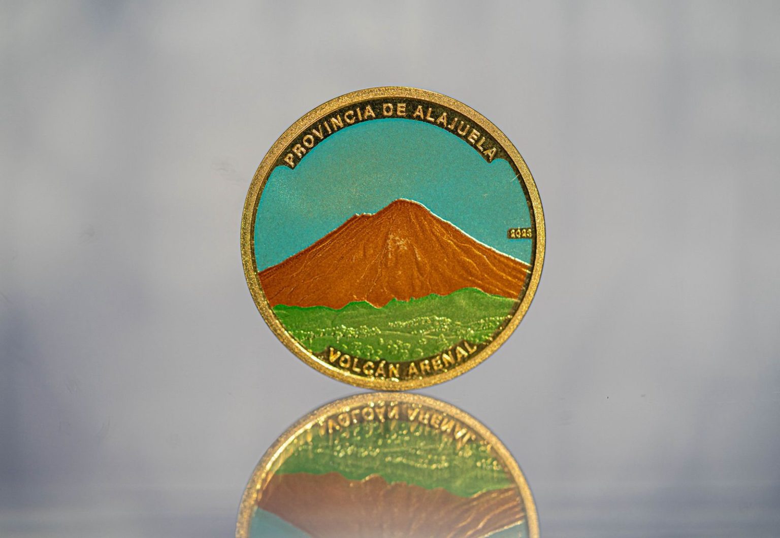 Imagen principal del artículo: Volcán Arenal es el protagonista en nueva moneda coleccionable de 25 colones