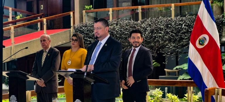 MEP anuncia 90 mil becas para capacitación docente en inteligencia artificial