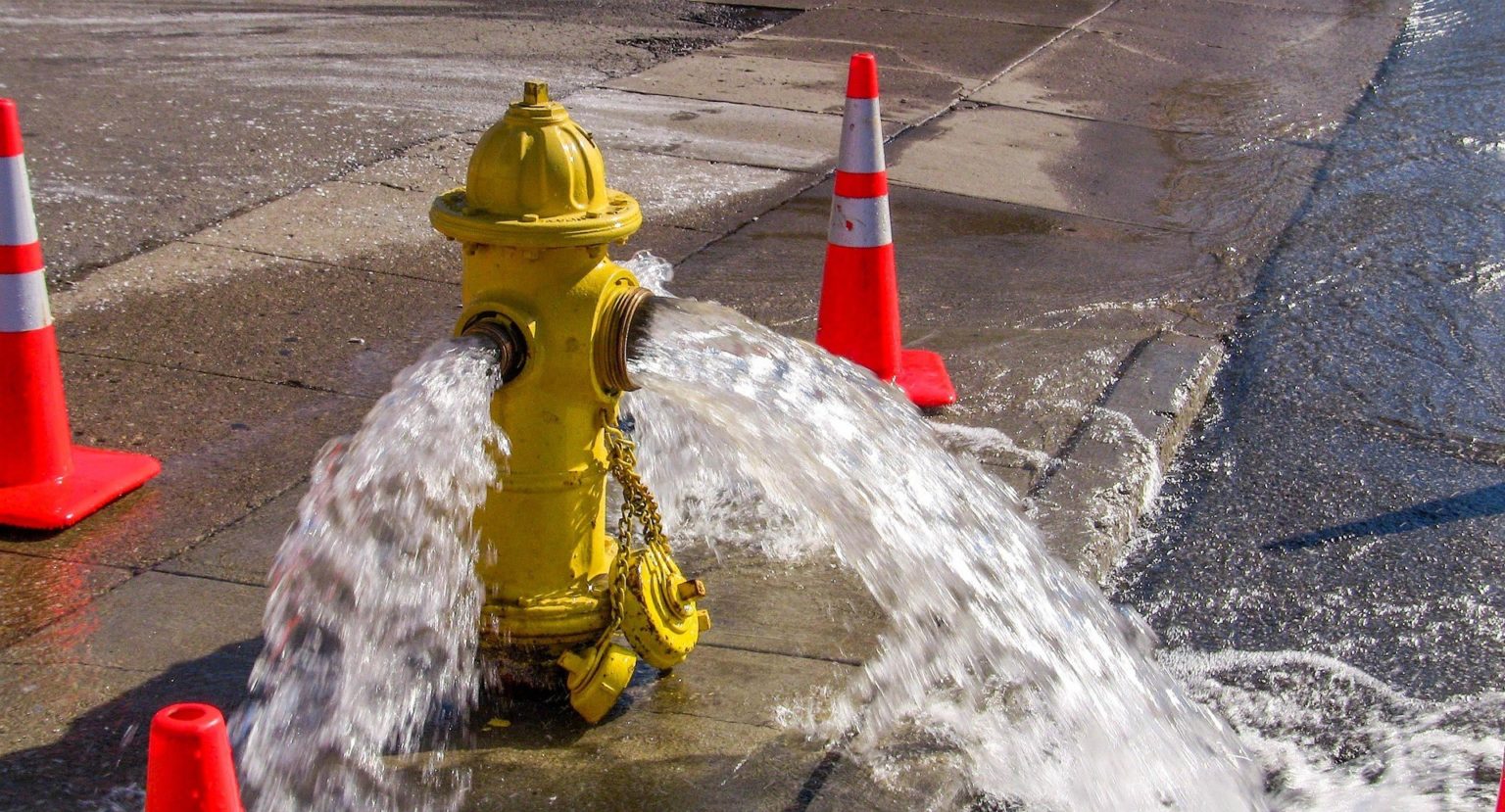 Imagen principal del artículo: El agua que apaga incendios no tiene que ser potable — pero sí tiene que estar disponible