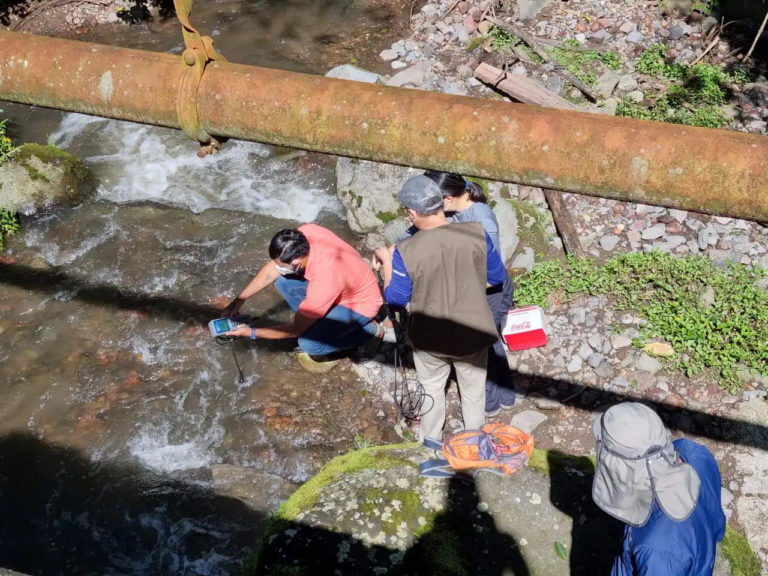 Bacterias multirresistentes crecen en el río Virilla bajo la amenaza de pasar a humanos y animales