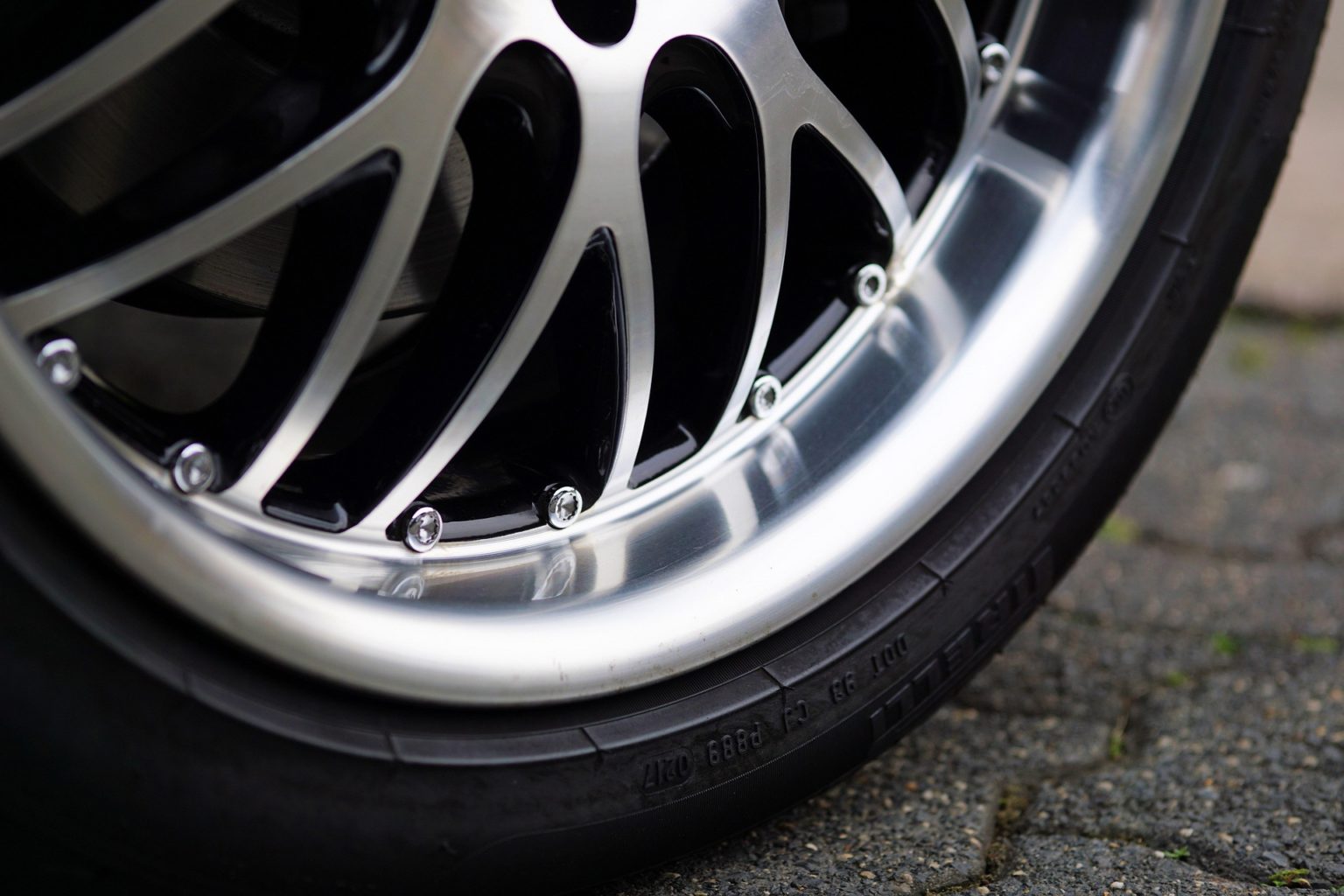 Imagen principal del artículo: Bridgestone: cinco consejos para cambiar las llantas correctamente y manejar con mayor seguridad