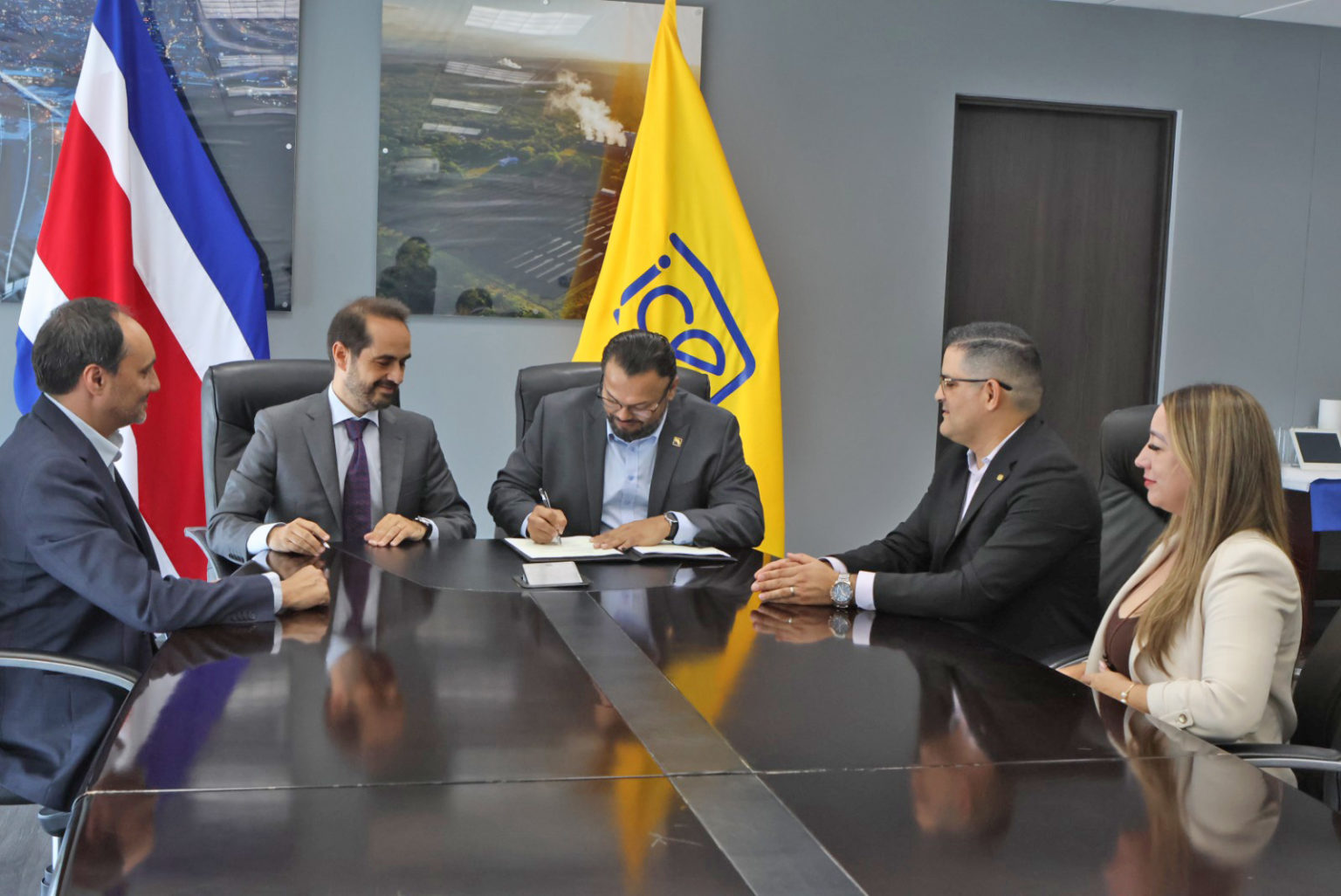 Imagen principal del artículo: ICE adquiere préstamo por $200 millones para fortalecer infraestructura eléctrica nacional