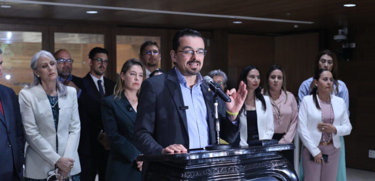 Oposición fustiga a Yara Jiménez por archivar denuncia contra Fabricio Alvarado