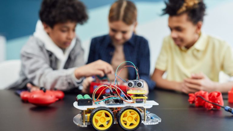 Fundación Omar Dengo realizará feria gratuita sobre robótica, programación y creatividad digital para familias