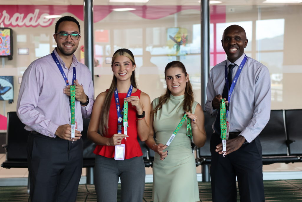 Aeropuerto Juan Santamaría implementa programa para apoyar a personas con discapacidades no visibles