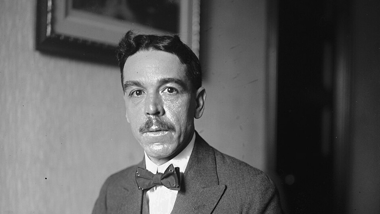 Imagen principal del artículo: Alfredo González Flores, de rodillas ante la historia