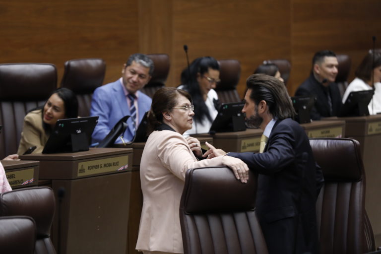 PPSO y dos diputados del PLN aprueban moción que prohíbe colocar mensajes en las curules