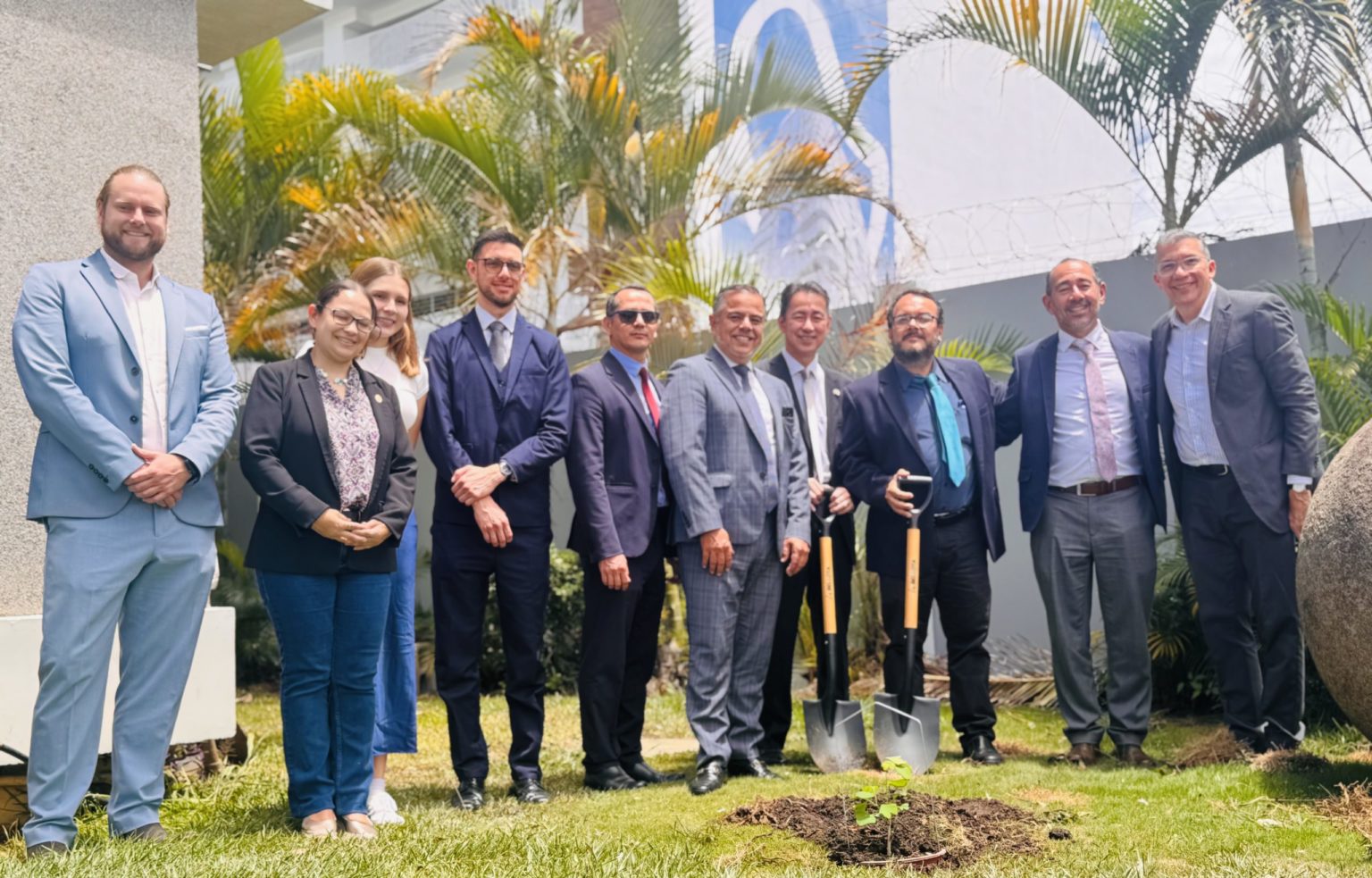 Imagen principal del artículo: Embajada del Japón realizó plantaciones de árboles sobrevivientes al bombardeo atómico en alianza con la Universidad de Costa Rica