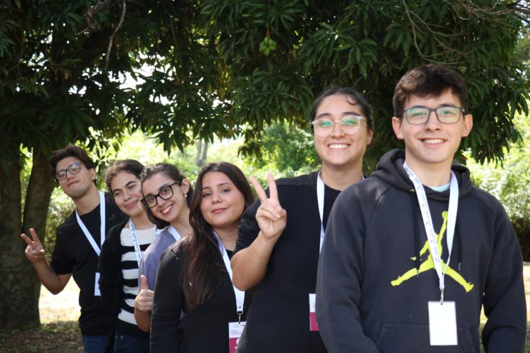 Jóvenes universitarios podrán postularse a 40 becas completas para programa STEAM sobre servicio público