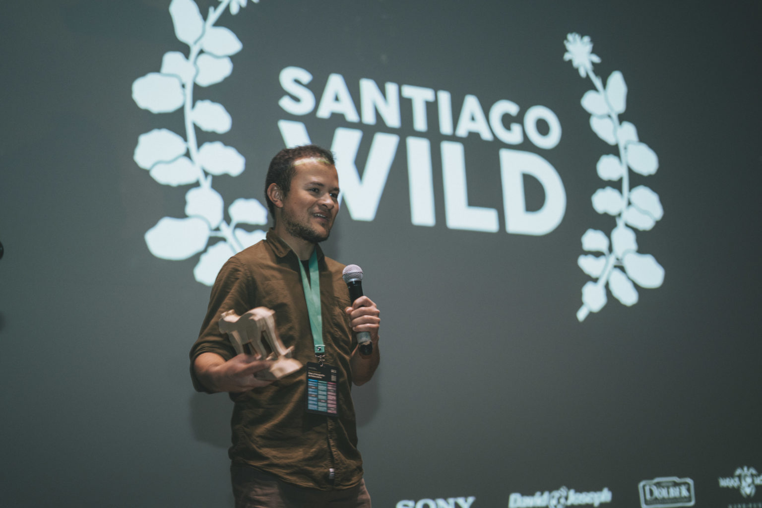 Imagen principal del artículo: Costarricense Felipe Vega gana premio en Santiago Wild con corto sobre nacimiento de un murciélago