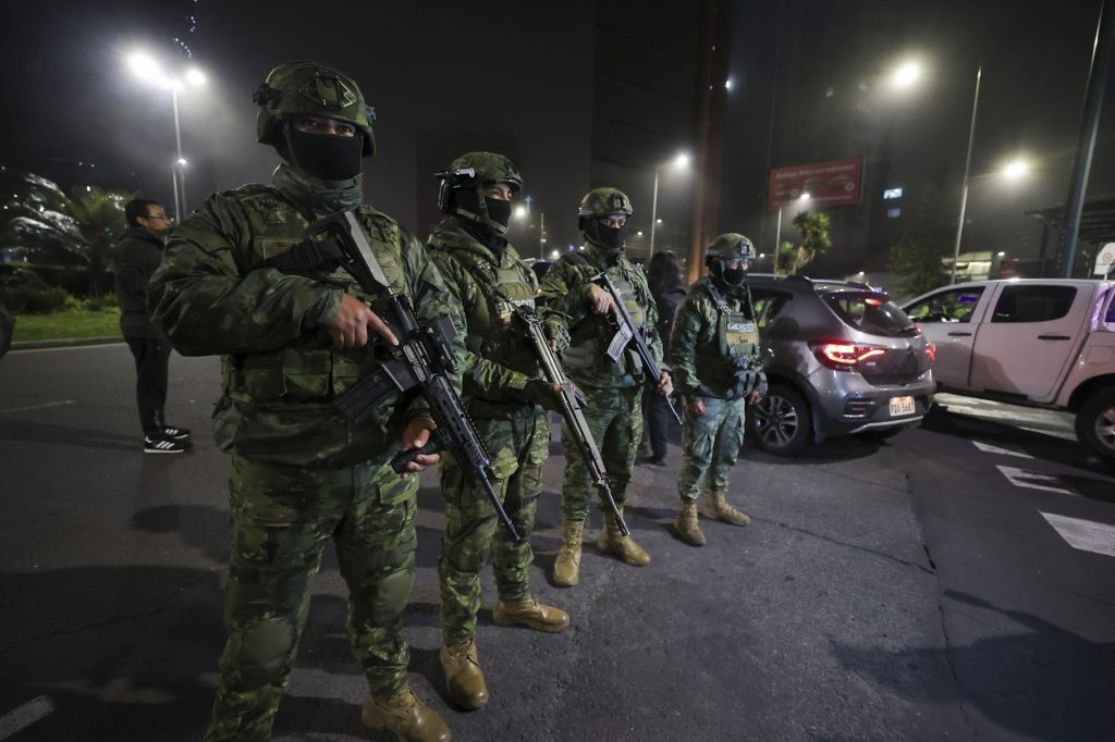 Ecuador impone toque de queda nocturno en nueve provincias para ...
